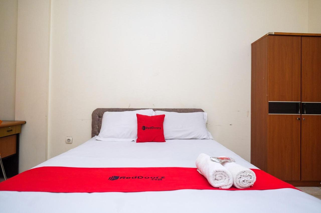 Wisma tamu Reddoorz Near Jalan Wolter Monginsidi 2*