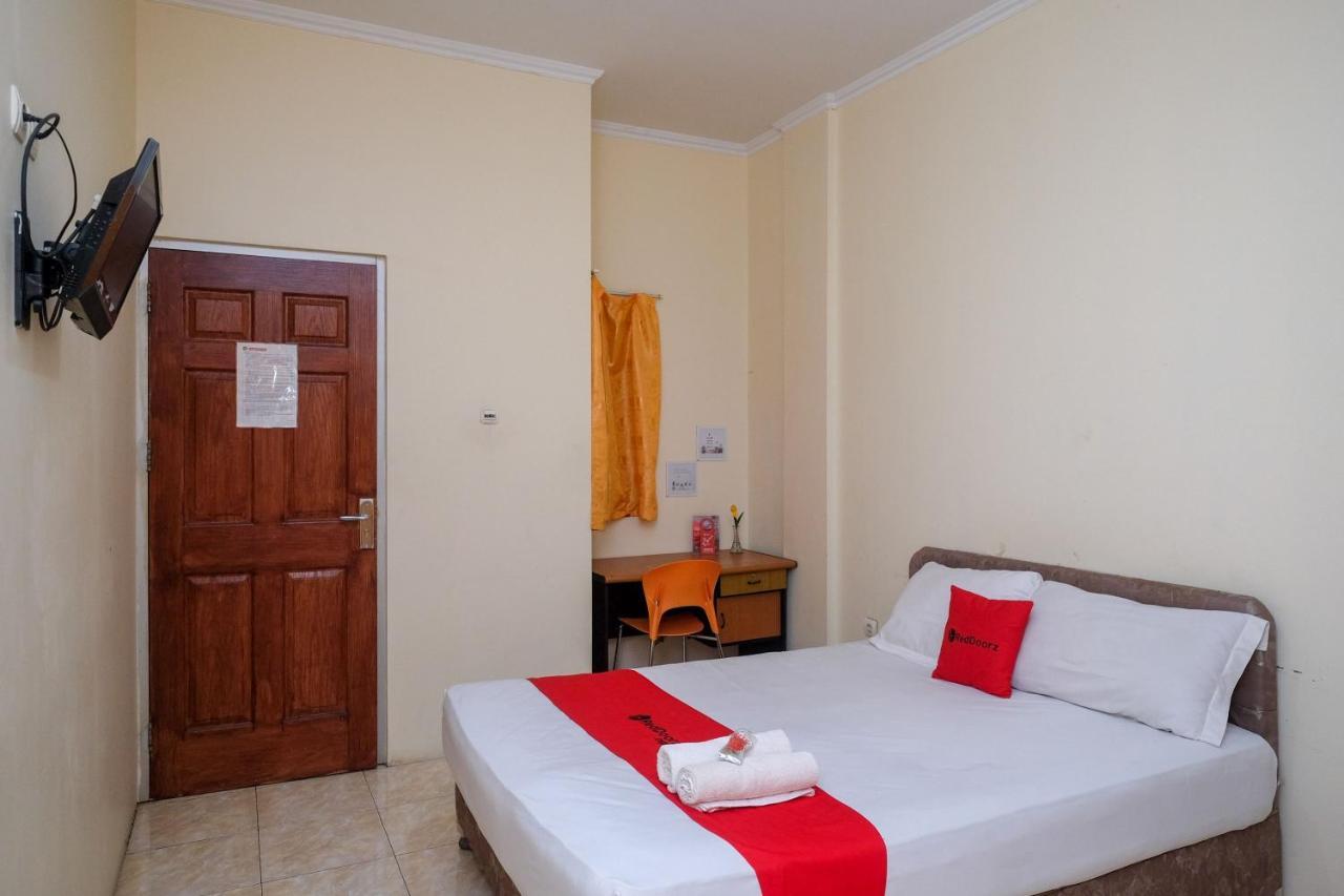 Reddoorz Near Jalan Wolter Monginsidi 2* Manado