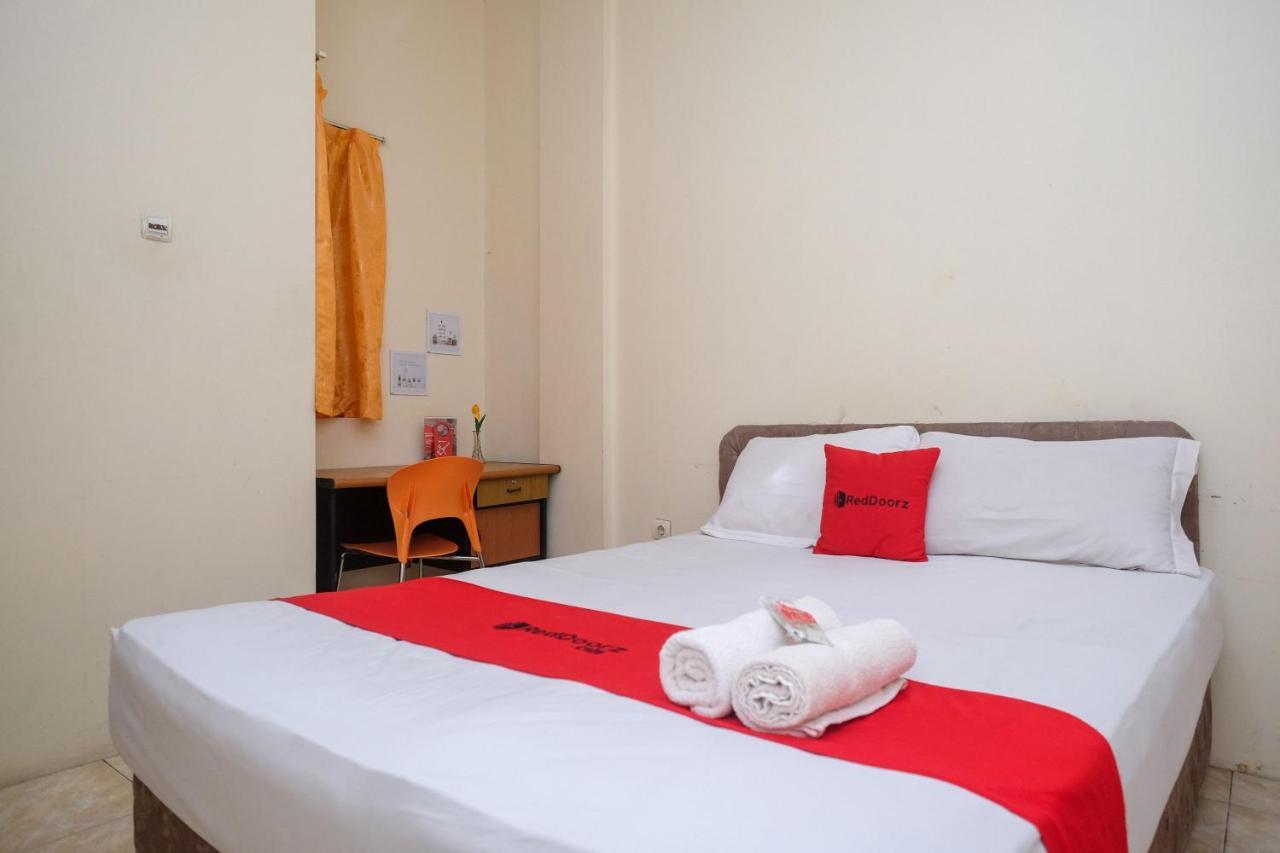 Reddoorz Near Jalan Wolter Monginsidi 2*
