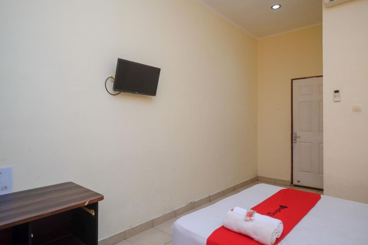 Wisma tamu Reddoorz Near Jalan Wolter Monginsidi 2*