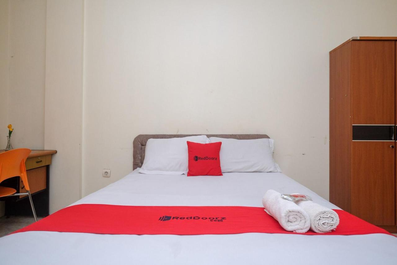 Reddoorz Near Jalan Wolter Monginsidi