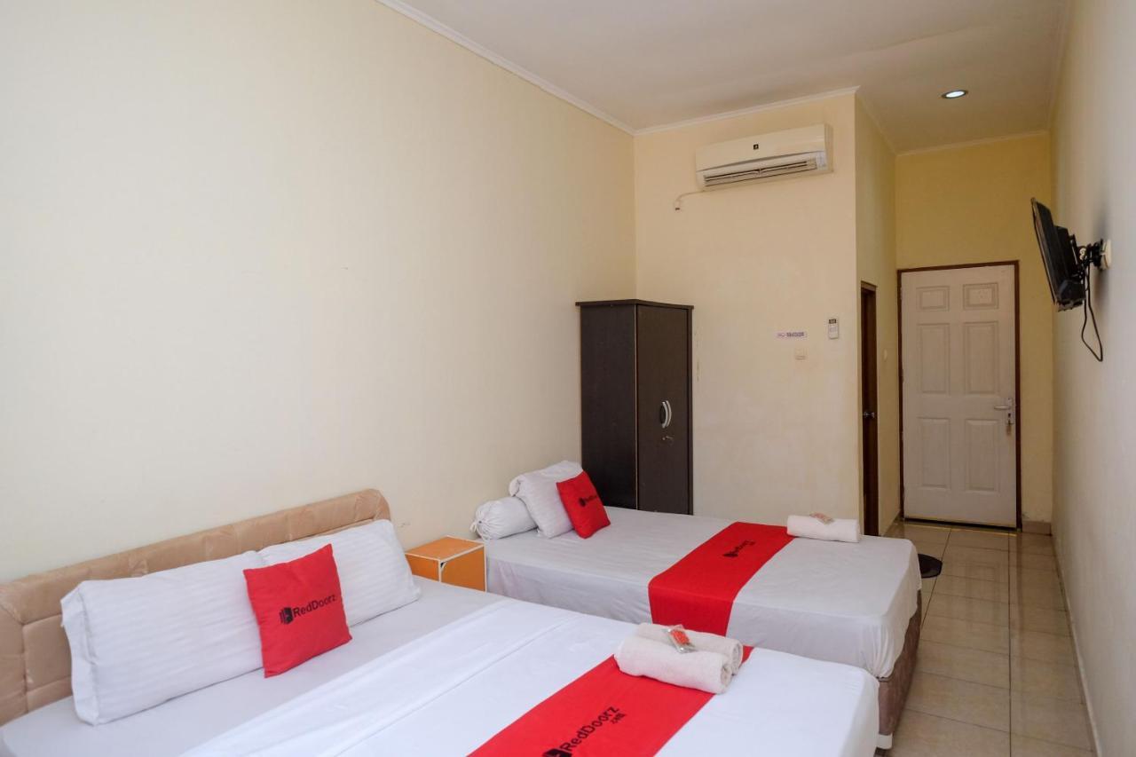 Wisma tamu Reddoorz Near Jalan Wolter Monginsidi