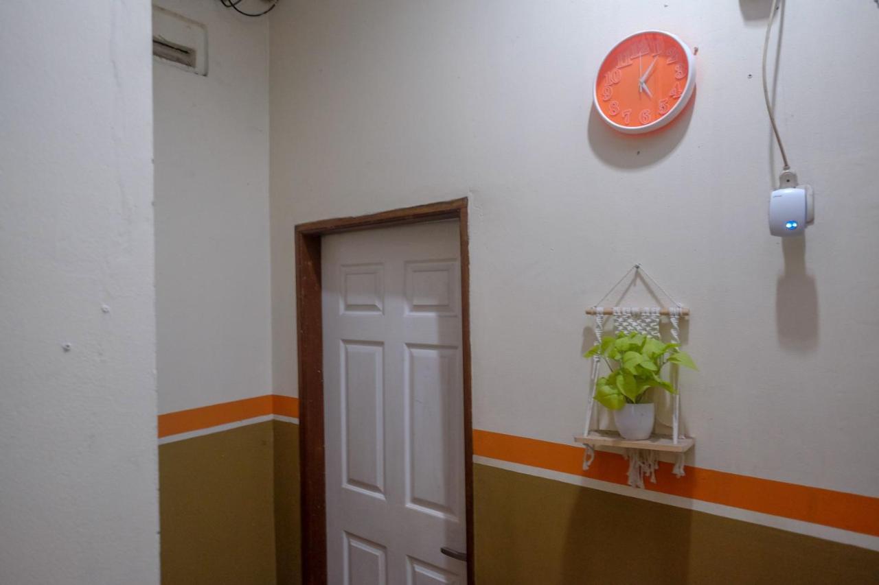 Reddoorz Near Jalan Wolter Monginsidi