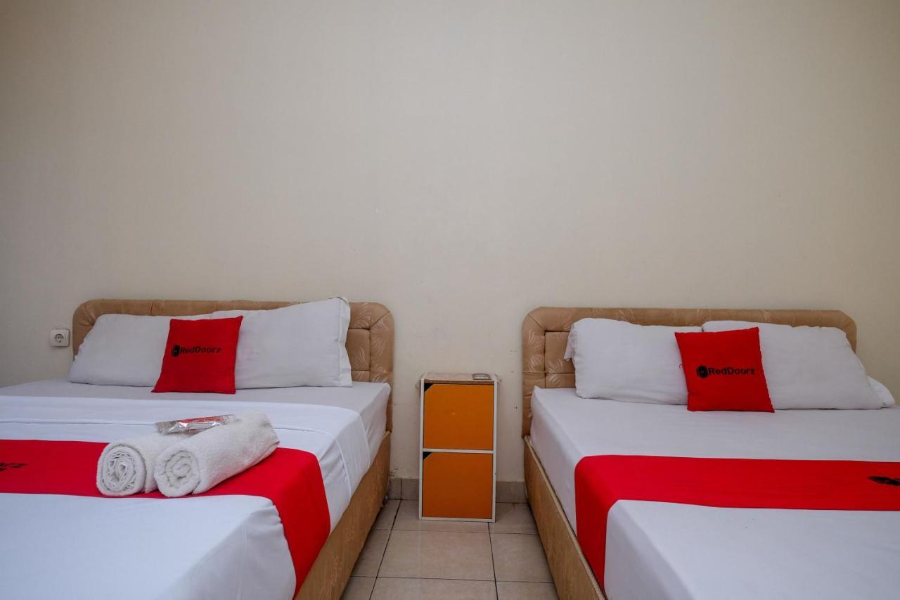 Wisma tamu Reddoorz Near Jalan Wolter Monginsidi 2*