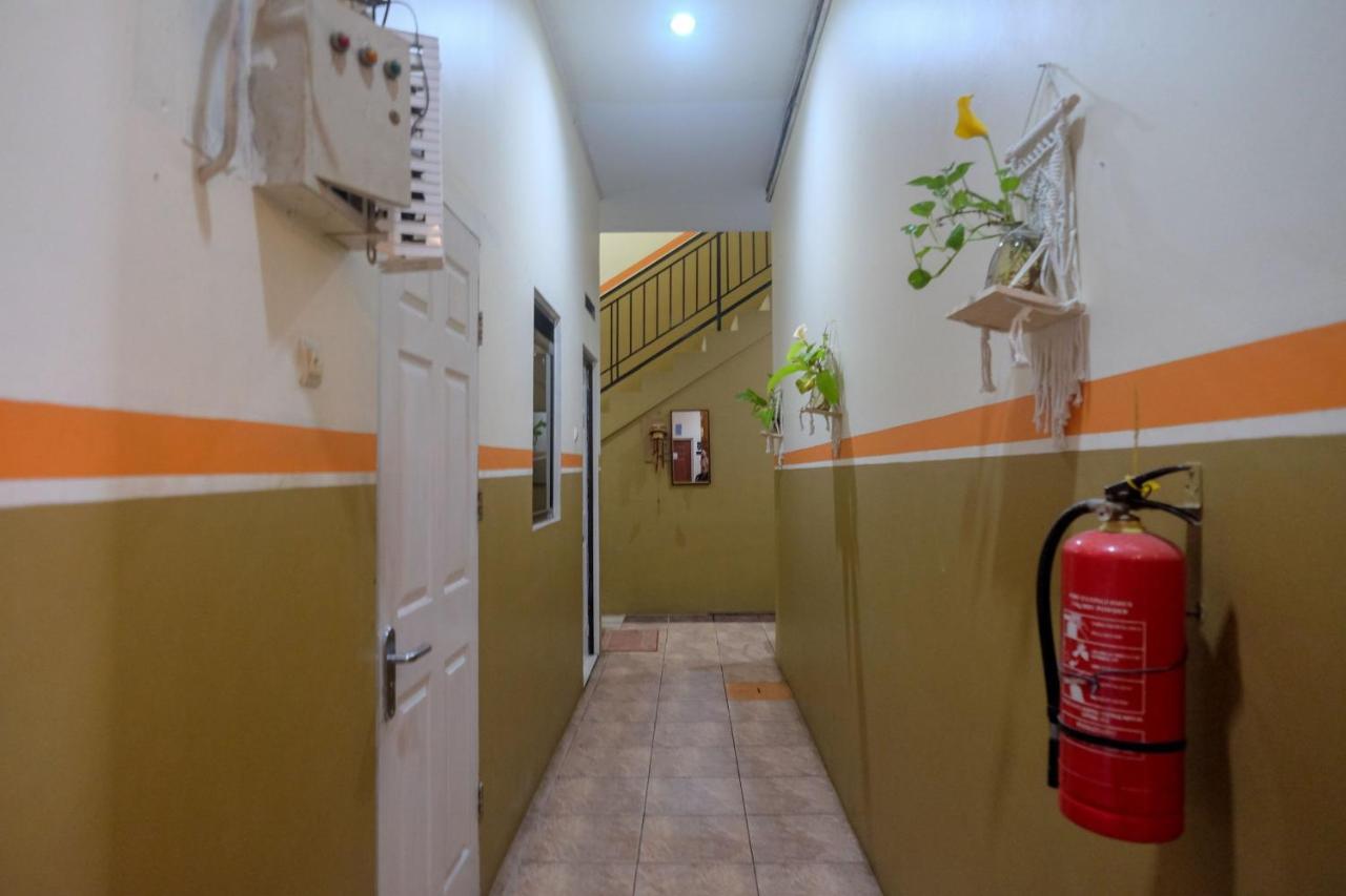 Wisma tamu Reddoorz Near Jalan Wolter Monginsidi 2*