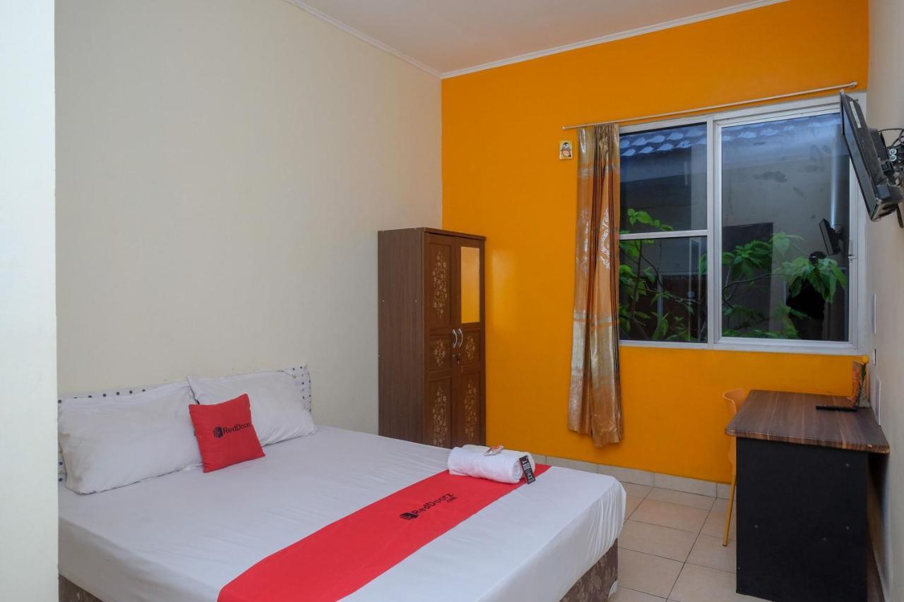 Wisma tamu Reddoorz Near Jalan Wolter Monginsidi