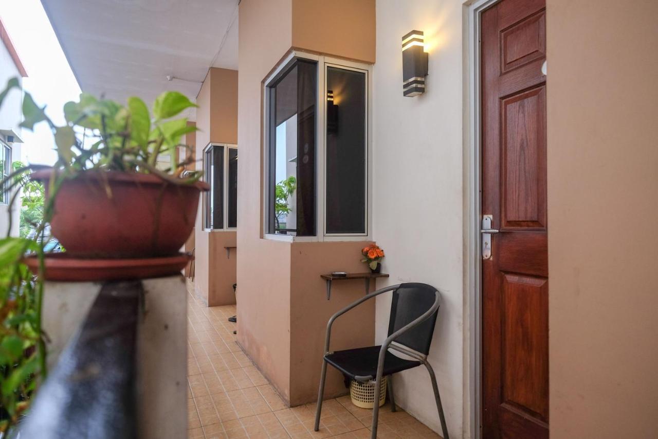 Wisma tamu Reddoorz Near Jalan Wolter Monginsidi