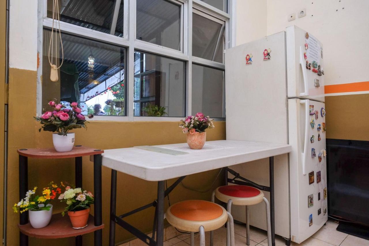 Reddoorz Near Jalan Wolter Monginsidi Wisma tamu 2*