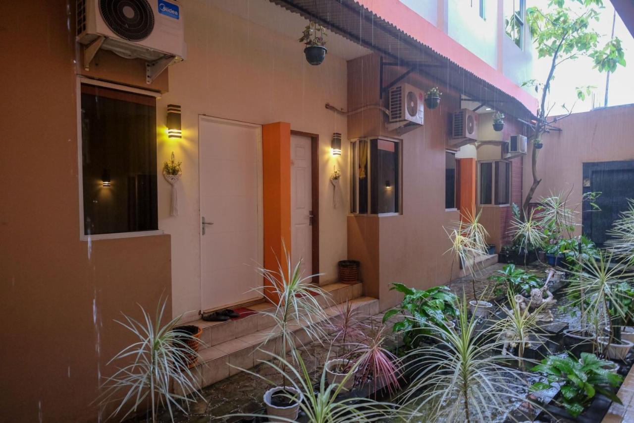 Wisma tamu Reddoorz Near Jalan Wolter Monginsidi 2*