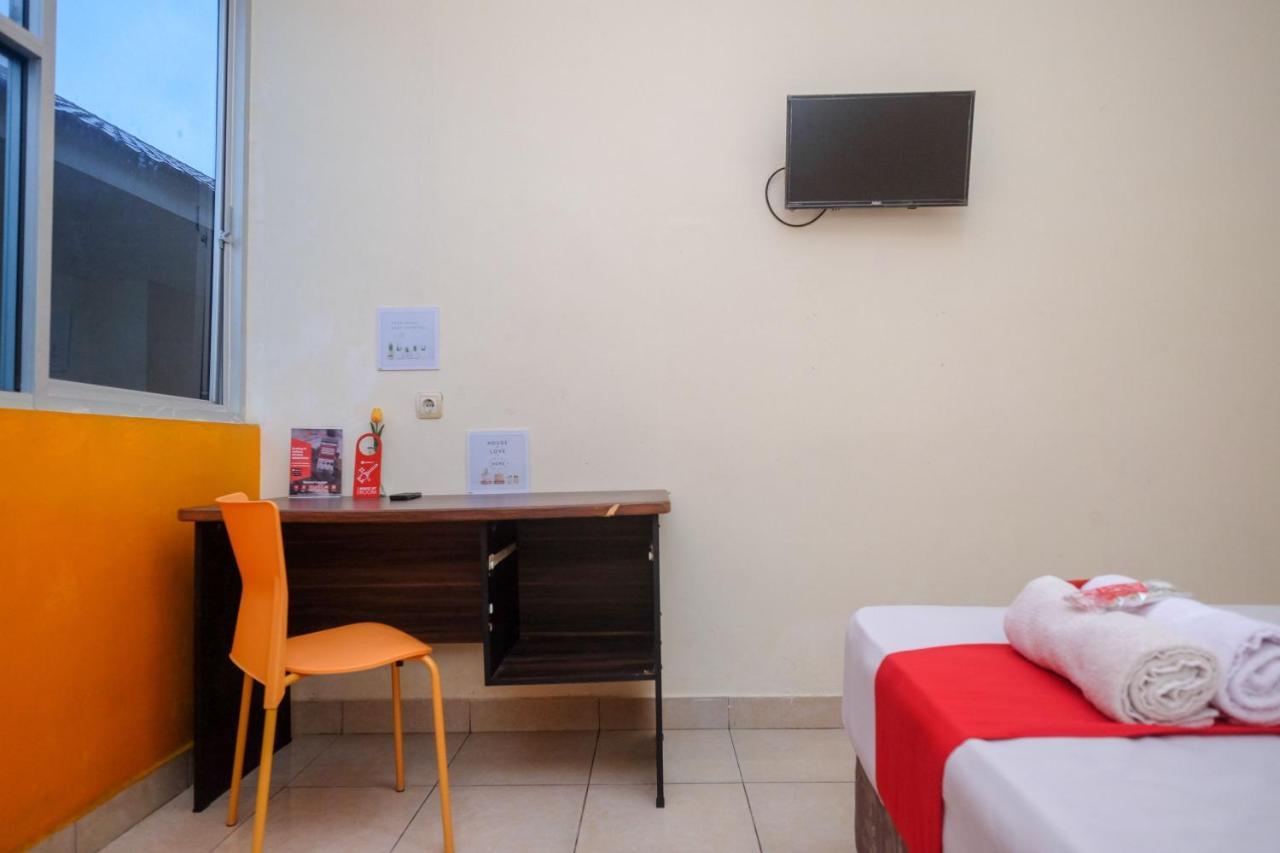 Wisma tamu Reddoorz Near Jalan Wolter Monginsidi