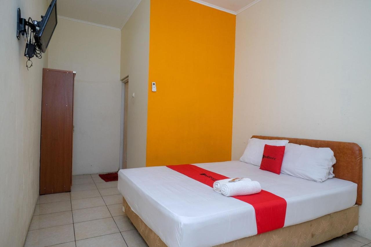 Reddoorz Near Jalan Wolter Monginsidi Wisma tamu