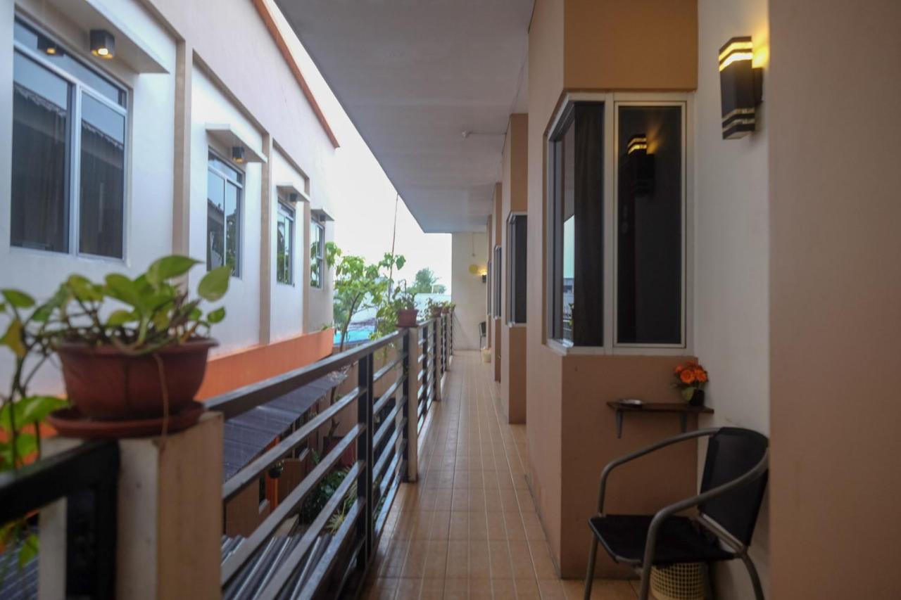 Wisma tamu Reddoorz Near Jalan Wolter Monginsidi