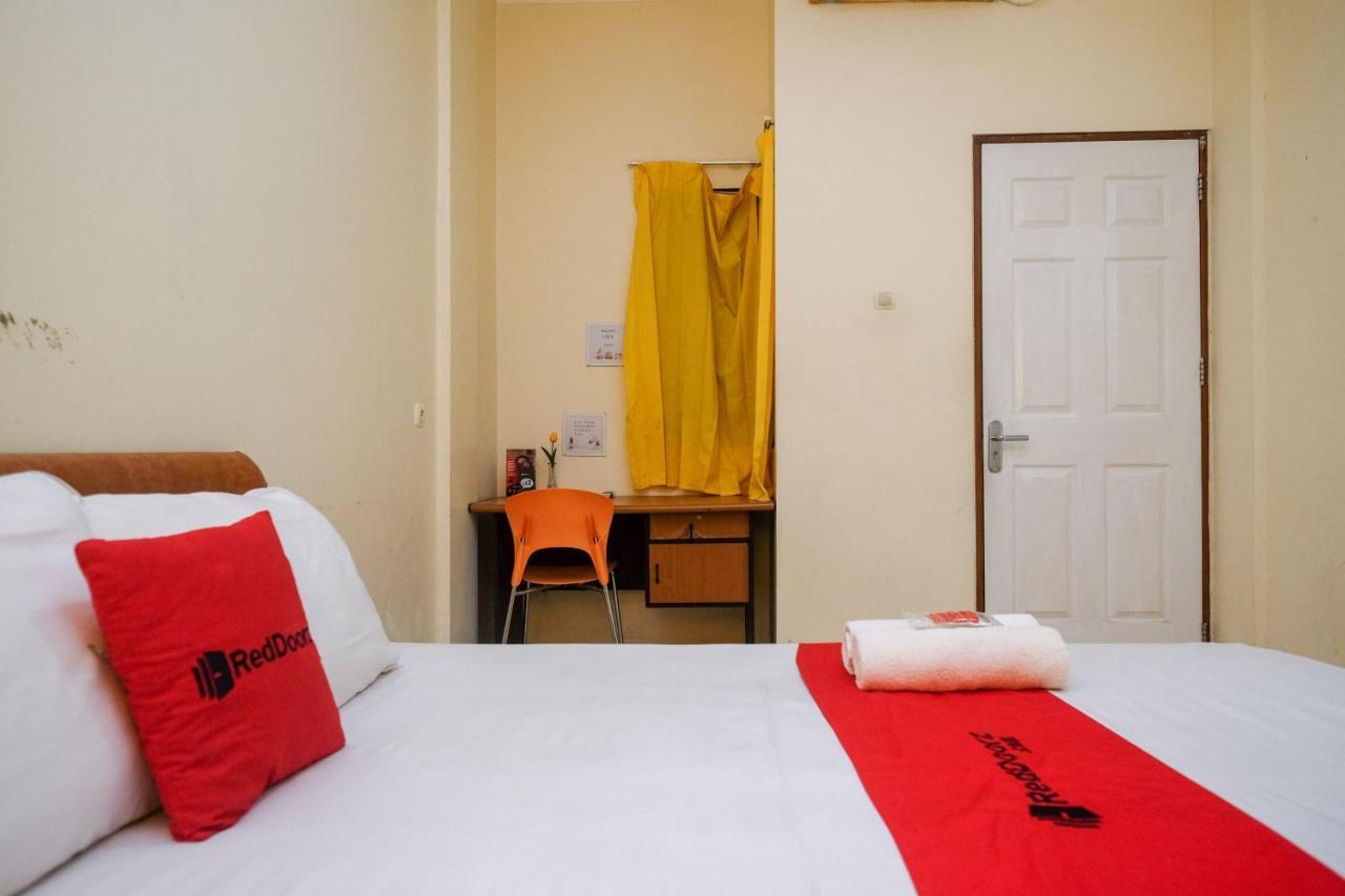 Reddoorz Near Jalan Wolter Monginsidi