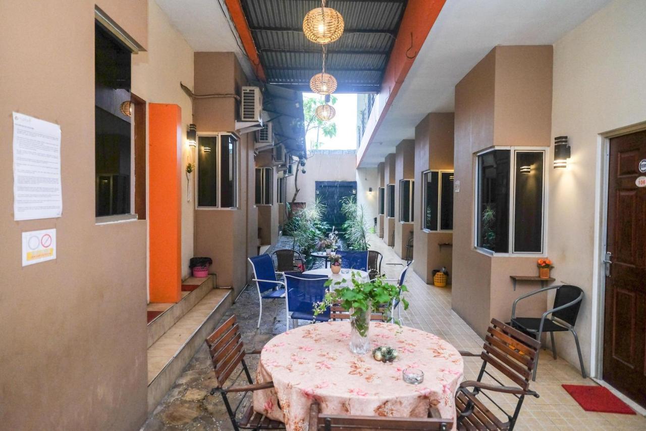 Wisma tamu Reddoorz Near Jalan Wolter Monginsidi 2*