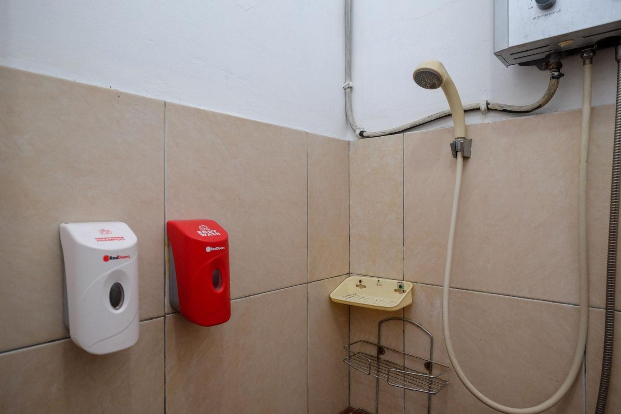 Reddoorz Near Jalan Wolter Monginsidi 2* Manado