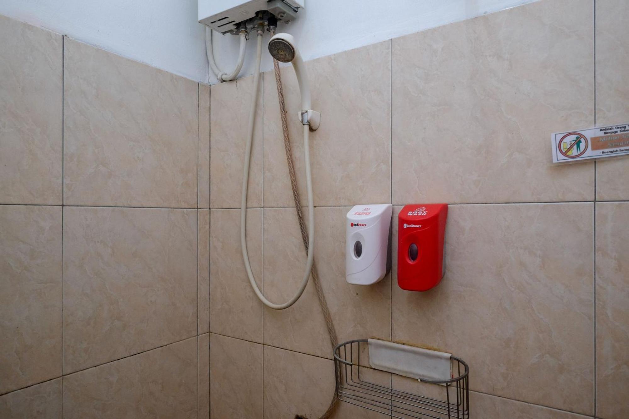 Wisma tamu Reddoorz Near Jalan Wolter Monginsidi